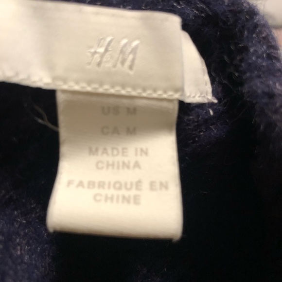 Navy H&M sweater in size medium.  Excellent condition. - Picture 4 of 4